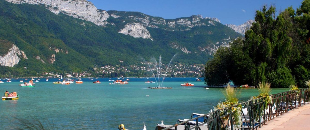 Qu&rsquo;est-ce qui fait d&rsquo;Annecy une destination de charme pour les vacances ?